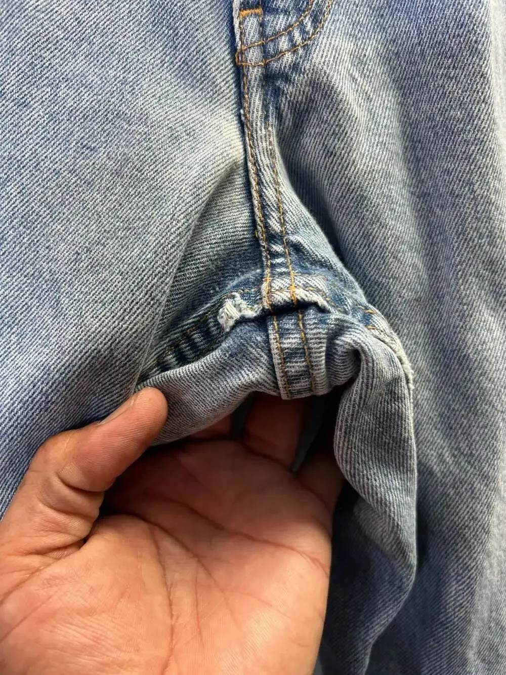 Vintage 90s Levis 560 Loose Tapered Leg Light Wash Blue Denim Jeans 31x30 0432